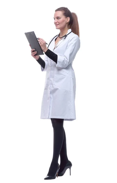Em pleno crescimento. mulher sorridente médico fazendo anotações na área de transferência. — Fotografia de Stock