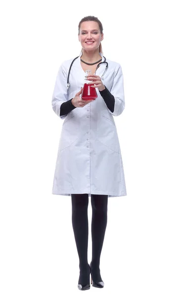 W pełnym wzroście. uśmiechnięta kobieta lekarz z kolbą laboratoryjną. — Zdjęcie stockowe