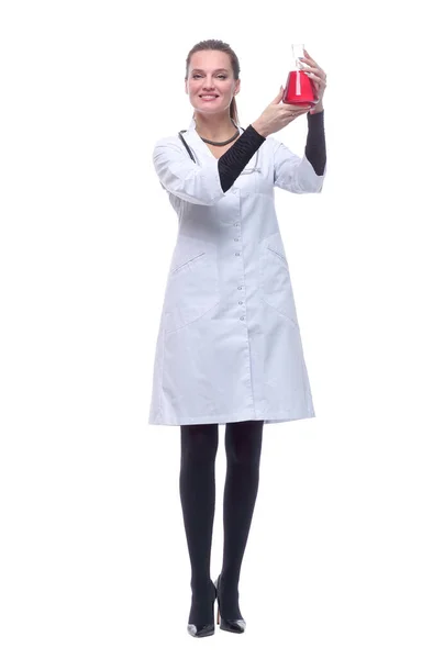 W pełnym wzroście. uśmiechnięta kobieta lekarz z kolbą laboratoryjną. — Zdjęcie stockowe