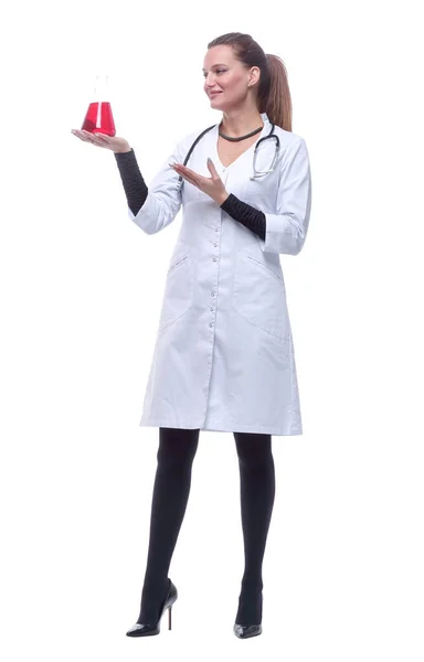 En pleno crecimiento. feliz doctora apuntando a un frasco de laboratorio. —  Fotos de Stock