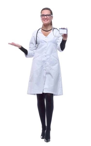 В повному зростанні. усміхнений жіночий лікар, що показує свою візитну картку . — стокове фото