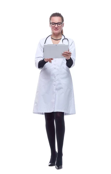 W pełnym wzroście. odpowiedzialna kobieta lekarz z tabletem cyfrowym. — Zdjęcie stockowe