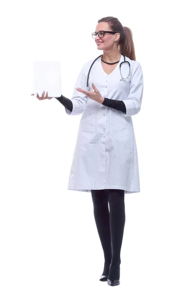 Doctora señalando la pantalla de una tableta digital. —  Fotos de Stock