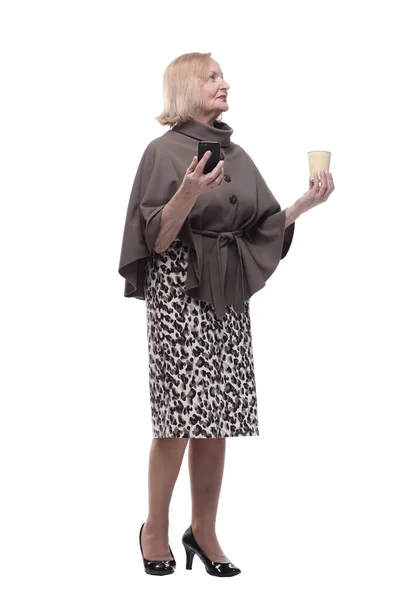 Mulher madura atraente com smartphone e café para levar embora. — Fotografia de Stock