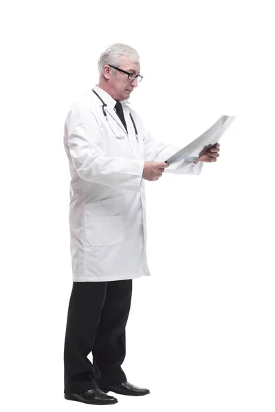 De larga duración. médico maduro calificado mirando la radiografía. —  Fotos de Stock