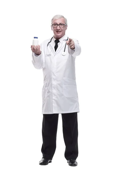 V plném růstu. kvalifikovaný zralý lékař s dezinfekcí v ruce. — Stock fotografie