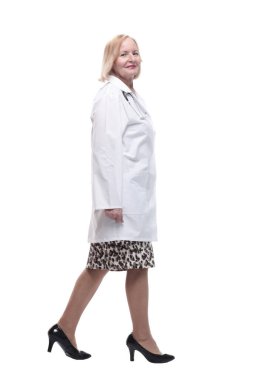 Beyaz önlüklü kadın doktor ileri doğru yürüyor..