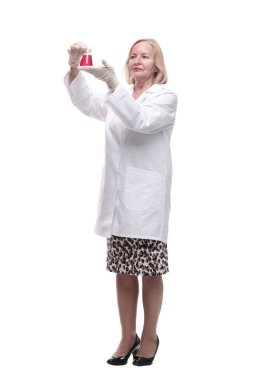 Tam gelişim. Laboratuvar şişesiyle gülümseyen bir tıp kadını..