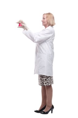 Tam gelişim. Laboratuvar şişesiyle gülümseyen bir tıp kadını..