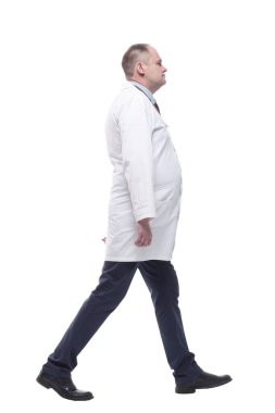nitelikli erkek sağlık görevlisi öne doğru ilerliyor. bir beyaz üzerinde izole
