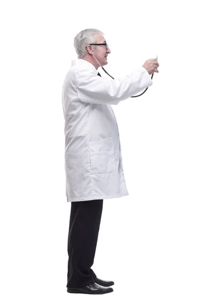 Доброжелательный зрелый врач со стетоскопом в руке. — стоковое фото