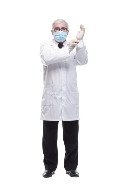 Πλήρους μήκους. ώριμος γιατρός με προστατευτική μάσκα και γάντια . — Φωτογραφία Αρχείου