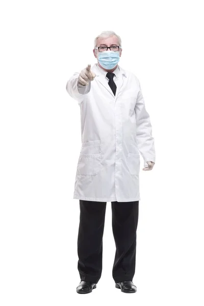 In voller Länge. Reifer Arzt in Schutzmaske und Handschuhen . — Stockfoto