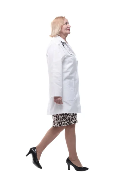 Жінка-лікар у білому пальто вистрибуючи вперед . — стокове фото