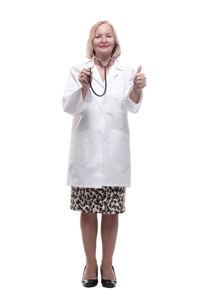 Doctora sonriente con un estetoscopio en la mano. — Foto de Stock