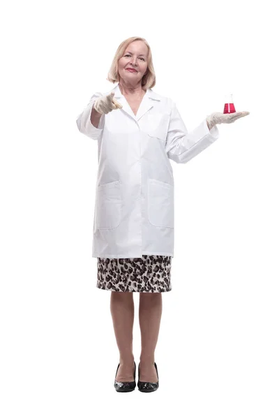 En pleno crecimiento. mujer médica sonriente con un frasco de laboratorio. — Foto de Stock