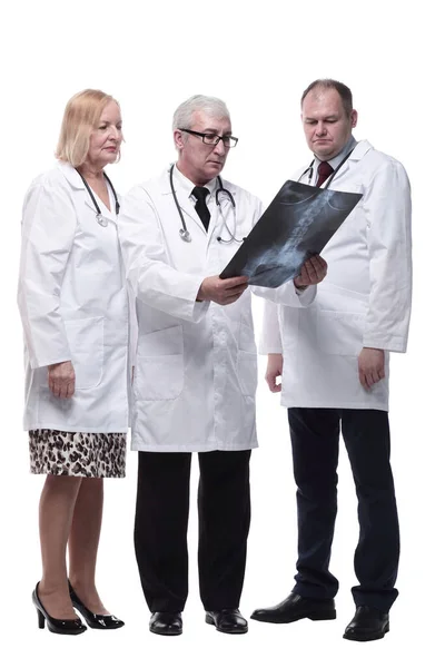 Grupo de principais especialistas médicos olhando para um raio-x. — Fotografia de Stock