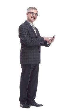 Akıllı telefonda konuşan yaşlı bir adam gülümsüyor. bir beyaz üzerinde izole