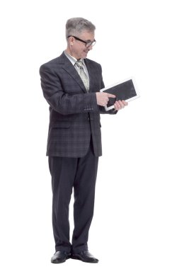 Gülümseyen adam dijital tabletin ekranını işaret ediyor.