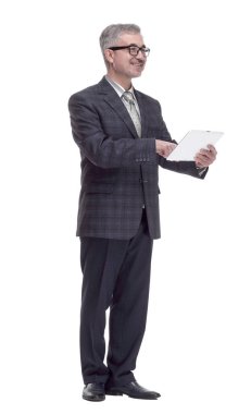 Dijital tablet kullanan gülümseyen bir adam. bir beyaz üzerinde izole