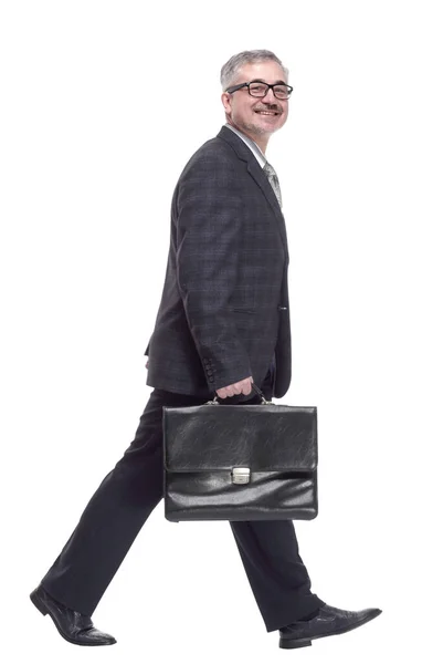 Sebevědomý muž s aktovkou kráčející vpřed. izolované na bílém — Stock fotografie