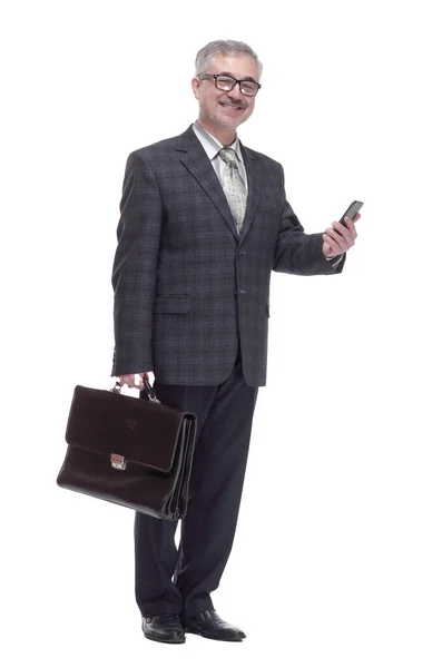 Мужчина с чемоданом, читающий новости на смартфоне. — стоковое фото