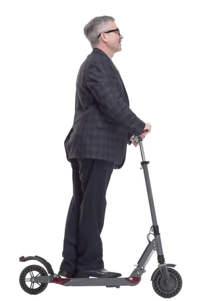 Hombre con un scooter eléctrico apuntando a una pantalla blanca —  Fotos de Stock