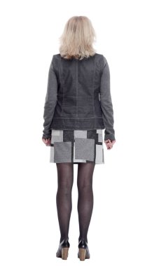 Sıradan bir genç kadın beyaz bir duvarda ilan okuyor.