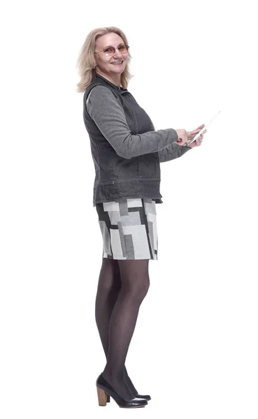Jovem mulher casual usando um tablet digital. isolado em um branco — Fotografia de Stock