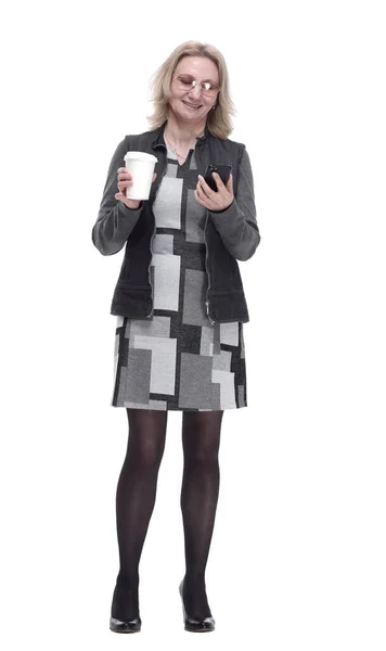 Lässig trinkt eine junge Frau mit Smartphone Kaffee zum Mitnehmen — Stockfoto