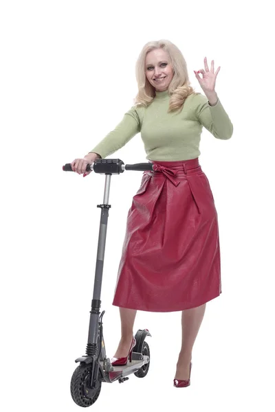 Uśmiechnięta kobieta z elektrycznym skuterem pokazująca kciuki do góry — Zdjęcie stockowe