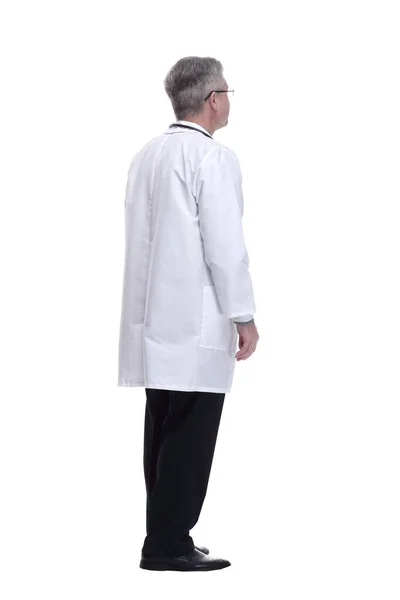 Дружній лікар, дивлячись на білий великий екран — стокове фото