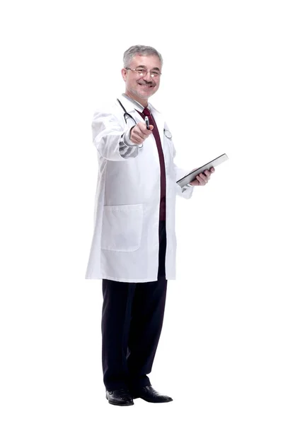 Médico sorrindo fazendo anotações na área de transferência. isolado em um branco — Fotografia de Stock
