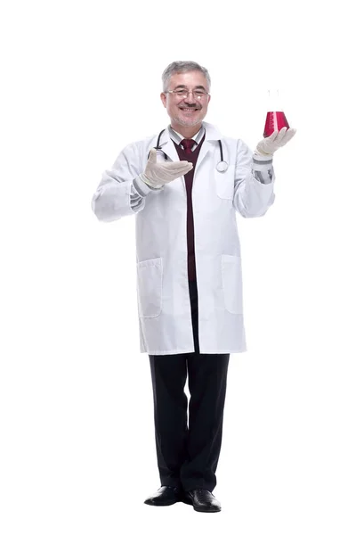 플라스크에 있는 액체를 가리키는 보호용 장갑을 끼고 있는 의사. — 스톡 사진
