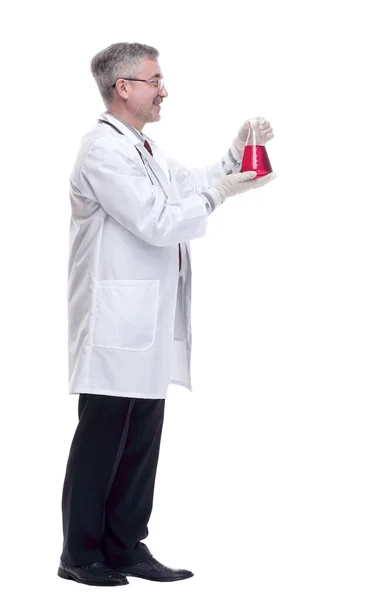 Lächelnder Sanitäter hält ein Fläschchen mit den Testergebnissen. — Stockfoto