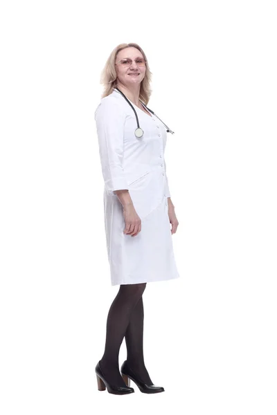 Усміхнений жіночий лікар дивиться на тебе. ізольовані на білому — стокове фото