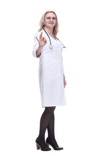 Una dottoressa sorridente che ti indica. isolato su un bianco — Foto Stock