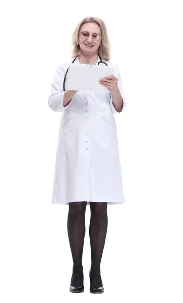 Ευτυχισμένη γυναίκα γιατρός με ένα ψηφιακό δισκίο. απομονωμένο σε λευκό — Φωτογραφία Αρχείου