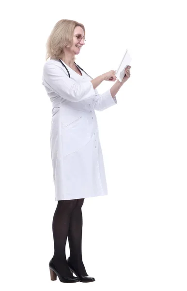 Friendly female doctor with a digital tablet looking at you — Stock Photo, Image