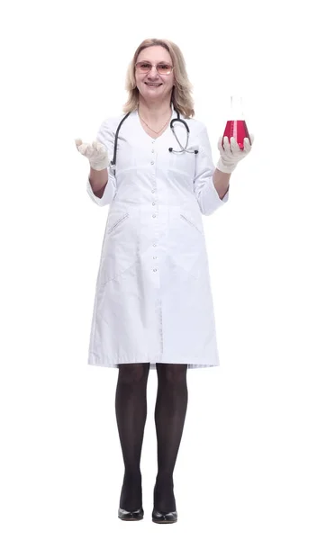 Mujer médica mirando el líquido en un frasco de laboratorio. —  Fotos de Stock