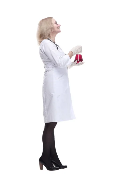 Médico fêmea com um frasco de laboratório olhando para a frente. — Fotografia de Stock