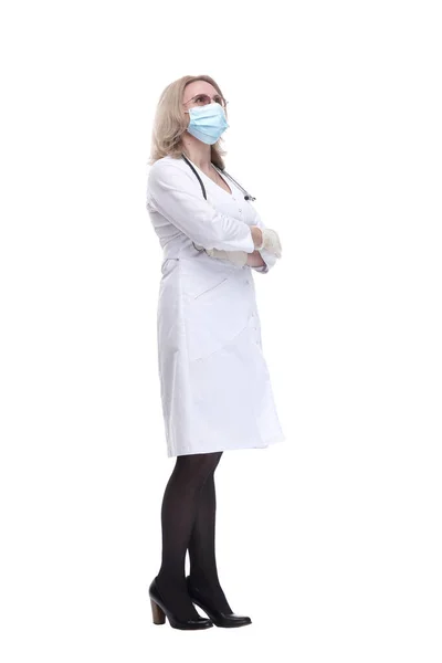 Medico donna in maschera protettiva che ti guarda. isolato su un bianco — Foto Stock