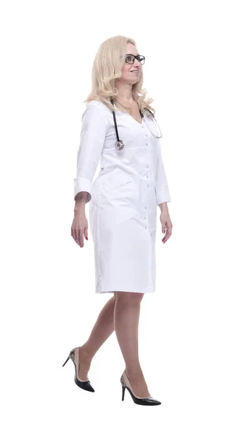 Doctora confiada avanzando. aislado en un blanco — Foto de Stock