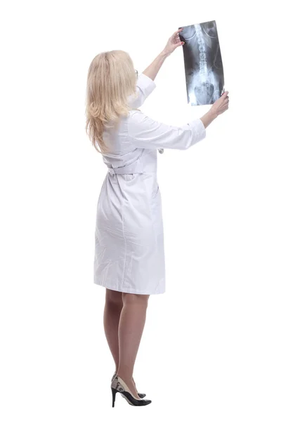 Dottore donna guardando attentamente la radiografia. isolato su un bianco — Foto Stock