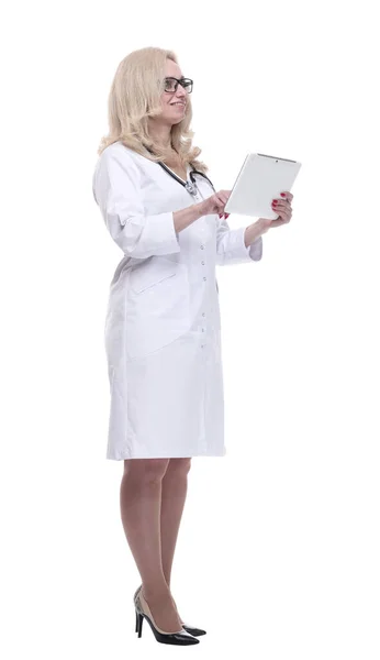 디지털 태블릿으로 메시지를 읽고 있는 여성 의사. — 스톡 사진