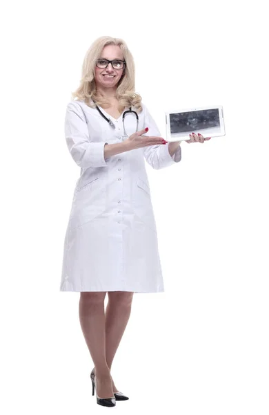 Médica está apontando para um tablet digital em sua mão. — Fotografia de Stock