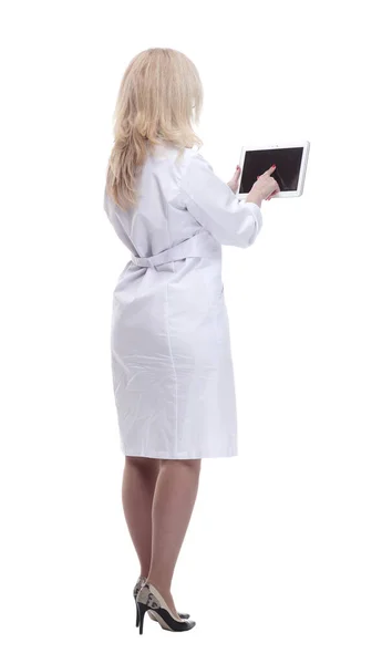 Stampa medico femminile sullo schermo di un tablet digitale. — Foto Stock