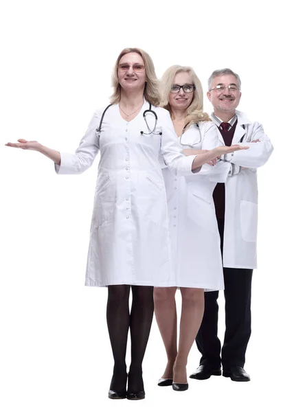 Group of smiling medical colleagues standing in a row — Stock Photo, Image