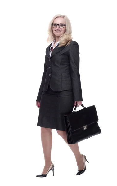 Lächelnde Geschäftsfrau mit lederner Aktentasche schreitet voran — Stockfoto