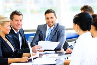 arka planda meslektaşları ile Office genç yakışıklı işadamı portresi
